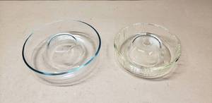 lot 378 image: Lot of 2 Glass Jello Mold  Bundt Pans, Pyrex 25cm & Queen-Anne