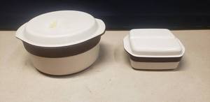 lot 380 image: Lot of 2 Vintage BrownTan Anchor Hocking Pieces, Dutch Oven w Matching Lid (PM480-TI) & Divided Pan w Matching Lid (PM481-TI)