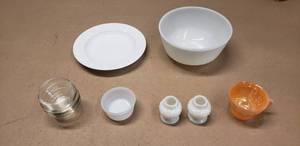 lot 390 image: Lot of Vintage Misc Pyrex, Milk Glass & Fire-King Pieces