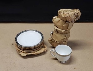 lot 395 image: Fukagawa Arita Silver Linchen Pattern 917 Tea Cup & Saucer Set, 12 Pieces, Looks Unused