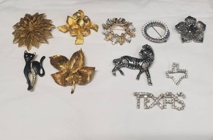 lot 165 image: Lot of 10 Brooches