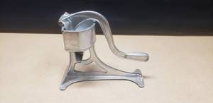 lot 423 image: Vintage Hand Held Universal Aluminum Juicer