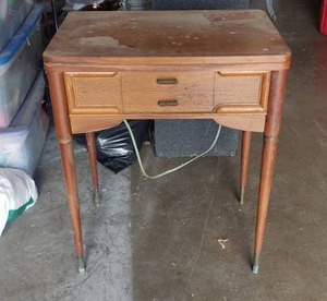 lot 438 image: Mid-Century Singer Model 319W Sewing Machine w Table