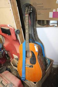 lot 41 image: Two guitars both need some TLC