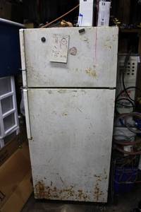 lot 80 image: Working fridge