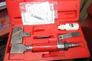 lot 25 image: Snap-On Air Powered Scraper Set