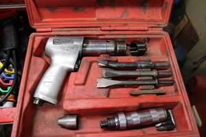 lot 24 image: Snap-On Air Hammer Set