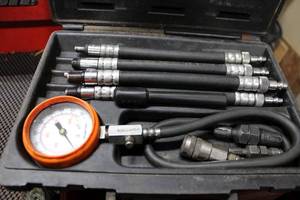 lot 27 image: Snap-On Air Compression Gauge Set
