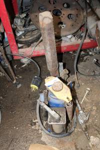 lot 131 image: Air Pressurized Bottle Jack, Vintage High Bottle Jack