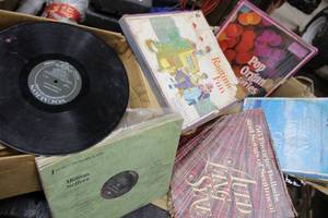 lot 136 image: Vintage Albums and Edison Albums, see pictures