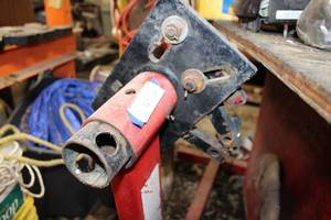 lot 122 image: Engine Stand - Red