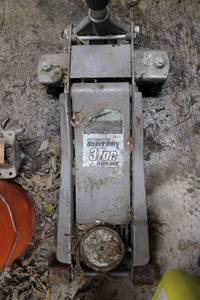 lot 115 image: Pittsburgh 3 Ton Floor Jack