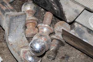 lot 169 image: Ball Hitches and Side Steps