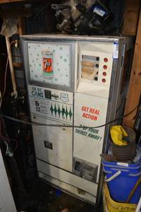 lot 81 image: Vintage 7up Vending Machine with Key