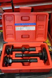 lot 14 image: US General Rear Axle Puller Set