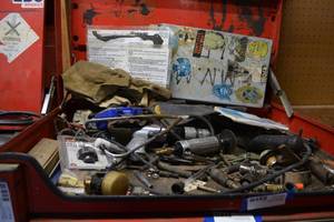 lot 20 image: Contents of top of tool box including air tools and more please preview.