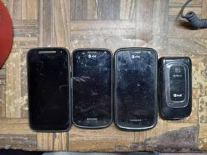 lot 178 image: 5 Cellphones as shown, see all pictures