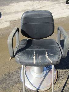 lot 4 image: Black pump up style barber chair used still has lots of life, 3223