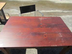 lot 16 image: Single drawer brown desk table- 303824, also a metal frame black seatback waiting area chair