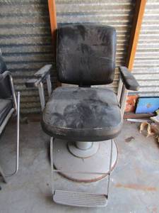 lot 12 image: Black pump up style barber chair used still has lots of life, 3223