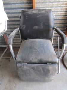 lot 14 image: Black metal frame salon wash chair, used in good condition, 353524