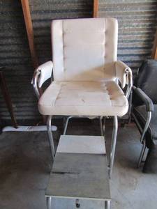 lot 15 image: Vintage style pedicure chair one of the first types used, needs a little cleaning but still in great shape  462742