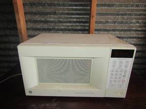 lot 17 image: GE white microwave used unknown working order