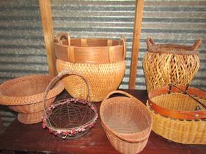 lot 21 image: Large lot of handled wicker baskets all sizes some look new