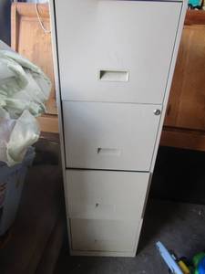 lot 42 image: Tan 4 drawer metal filing cabinet comes with keys to lock