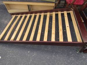 lot 43 image: Twin size head and foot board with side rails and wooden slats for mattress security