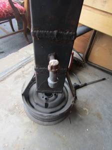 lot 46 image: Black car rim with metal stand welded to it, 73 tall