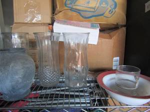 lot 51 image: Various lot ofclear and frosted glass flower vases
