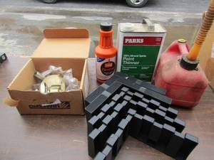 lot 61 image: used Pint of paint thinner, 1 gallon gas can, used door knoblock