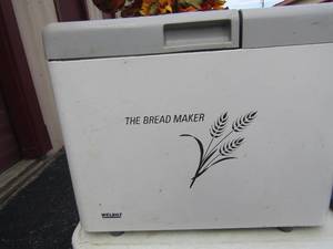 lot 100 image: The Bread Maker Welbilt in good condition has cord