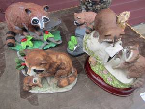 lot 126 image: Various porcelain raccoon dcor pieces