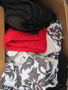 lot 130 image: Misc. sheets queen and full size, bath towels like new, pillow cases