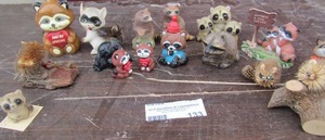 lot 133 image: Racoon lot of dcor nick knack pieces