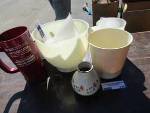 lot 145 image: Large measuring cup, measuring spoons and cups