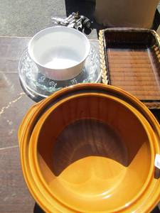 lot 147 image: Brown rival Jackson 1 qt crock pot inside pan, pie dish, wicker basket holder with glass casserole dish