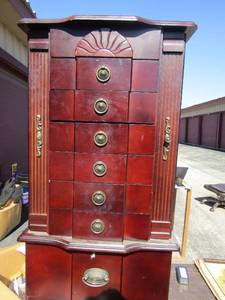 lot 152 image: 361712 Jewelry box with side doors for necklace storage, 8 drawer slots. Sits on a dresser or floor very nice