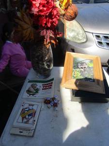 lot 162 image: Floral vase, black jewelry box, racoon painting, invitations, playing dice and more