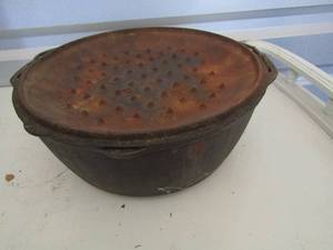lot 175 image: 1.0 Lodge cast iron covered cooker, rusted needs to be cleaned up
