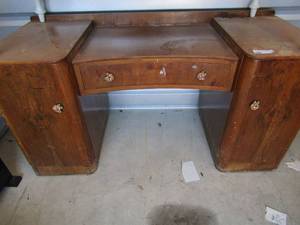 lot 176 image: Vintage vanity 2 side doors and 1 pull out drawer  24 X 50 X 21  mint condition