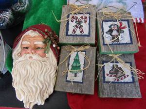 lot 186 image: Various Christmas ornaments, stockings, other home dcor