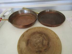 lot 208 image: Pampered chef stone ware hot plate,2 handled copper pans
