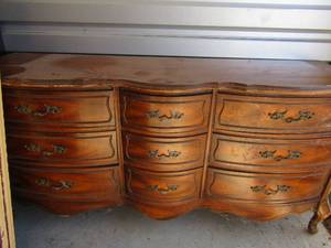 lot 211 image: 316519 vintage solid wood dresser, 9 drawer good condition