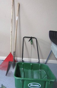 lot 61 image: Scotts spreader, leaf rack, shovel