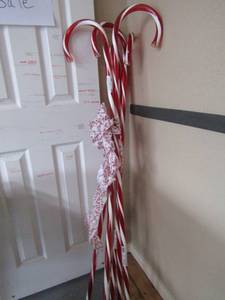 lot 63 image: Red and white yard dcor candy canes qty 5