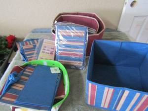 lot 79 image: Various Collapsible storage containers some new in pack and some used, various colors