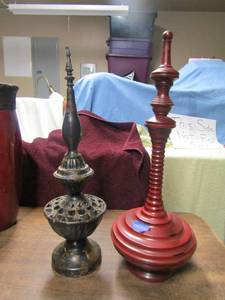 lot 28 image: Household dcor items, metal 20 12-  red dcor 21 12